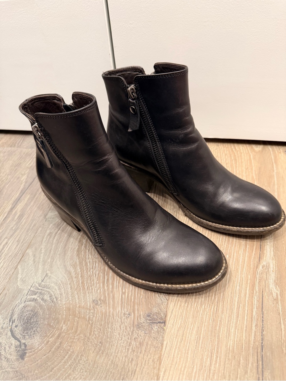 AGL Ella Black Leather Double Zipper Block Heel Ankle Boots Size 8.5